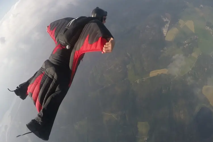 Wingsuiting (skydiveorange)
